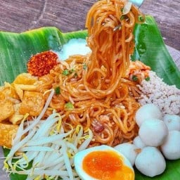 ก๋วยเตี๋ยวแซ่บแห้งเฮียไกร