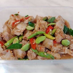 หมูสามชั้นผัดกะปิสะตอ