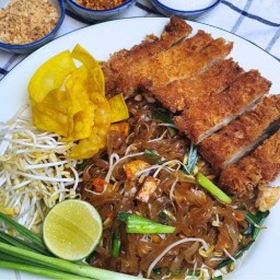 เอี๊ยบ สุกี้บ้านอากง x  ผัดไทยไก่กรอบ ดอนเมือง