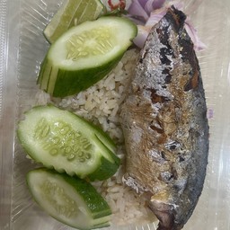 ข้าวคลุกปลาทู+ปลาทูครึ่งตัว