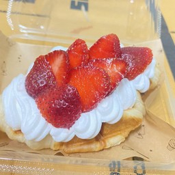 ครอฟเฟิลหน้าครีมสตเบอรี่สด