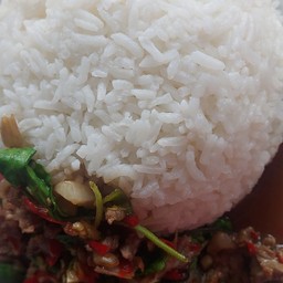 กระเพราหมูสับราดข้าว