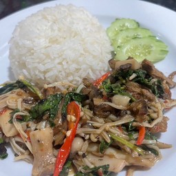 ผัดกะเพราเห็ดรวมมิตร ราดข้าว (เจ)