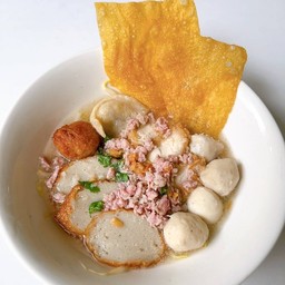 ก๋วยเตี๋ยวไก่ทอดเย็นตาโฟ