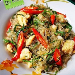 ข้าว วุ้นเส้นชะอมผัดไข่