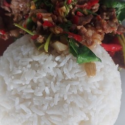 ข้าวกระเพราเนื้อราดข้าว