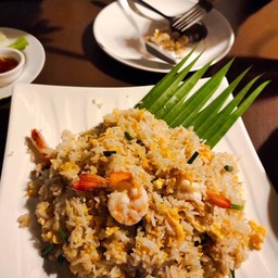 ข้าวผัดกุ้งกลาง