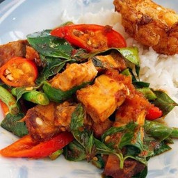 ผัดพริิกแกงหมูกรอบ ราดข้าว