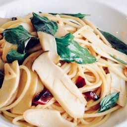  Mushroom w Garlic & Roasted hot Chili /ผัดพริกแห้งกับเห็ด ( มังสวิรัติ ) 