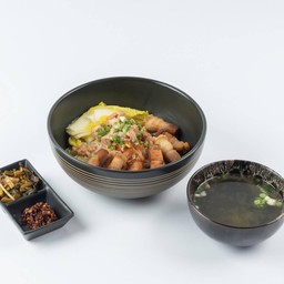 ก๋วยเตี๋ยวไทยใหญ่ หมูสามชั้นทอด