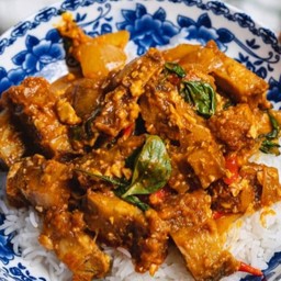 หมูกรอบผัดไข่เค็มราดข้าว