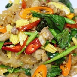 เส้นใหญ่ผัดขี้เมาหมู