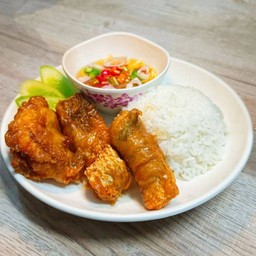 ข้าวราดปลากระพงทอดน้ำปลา