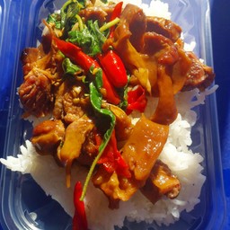 ข้าวหอมมะลิหน้ากะเพราหมูตุ๋น