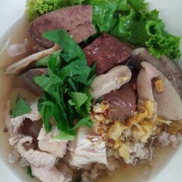 หมูทอดกระเทียมพริกไทยร้านน้องแฝดพี่จี