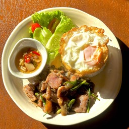 ข้าวเนื้อผัดพริกไทยดำ