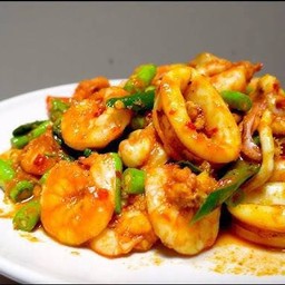 ผัดพริกแกงทะเลราดข้าว