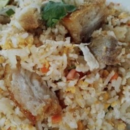 ข้าวผัดหมูกรอบ