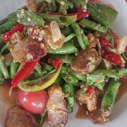 ส้มตำถั่วปลาร้าหมูกรอบ