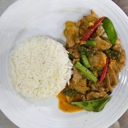 ผัดพริกแกงราดข้าว