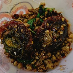 กระเพราหมูสับไข่เยี่ยวม้า