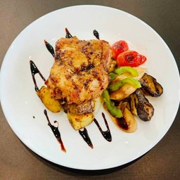 Chicken Steak w Roasted Potatoes/สเต๊กไก่ เสิร์ฟพร้อมมันฝรั่งและผัก	