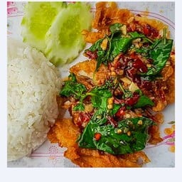 ไก่ทอดซอสกระเพรา