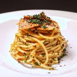 สปาเก็ตตี้พริกสดและกระเทียมผัดเบคอน