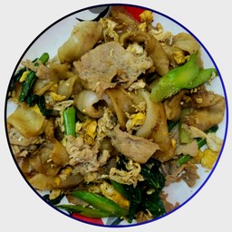 เส้นใหญ่ผัดซีอิ้วหมูหมัก (Fried Wide Noodles in sauce with marinated pork and egg)