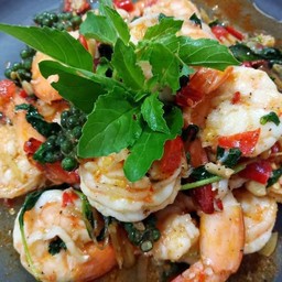 ผัดขี้เมากุ้งราดข้าว