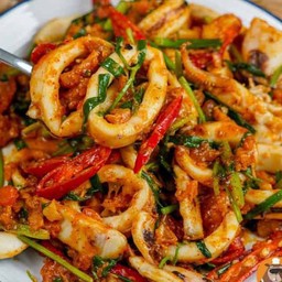 ผัดพริกแกงปลาหมึกราดข้าว