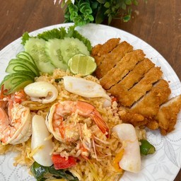 เซ็ตข้าวผัดทะเล พิเศษไก่ทอด