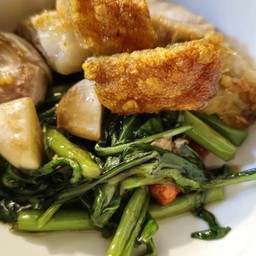 ผัดผักบุ้งไฟแดงหมูกรอบ ราดข้าว สว่างจ้าาา