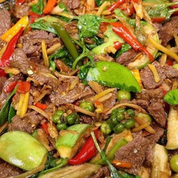 ผัดขี้เมาเนื้อราดข้าว