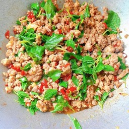 กะเพราหมูสับ ราดข้าว  ฟรี ไข่ดาว