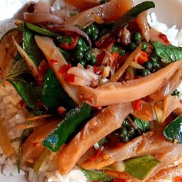 ผัดกะเพราปลาหมึก   ราดข้าว