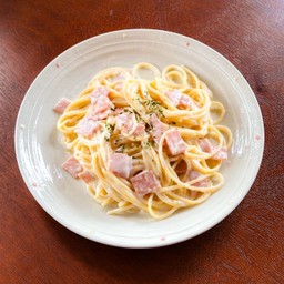 สปาเกตตี้ซอสครีมแฮมไก่