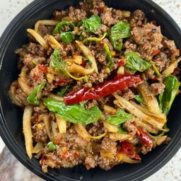 กะเพราเนื้อสับหน่อไม้ ราดข้าว