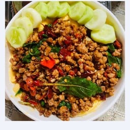 ข้าวหน้ากะเพราหมูสับพริกแห้ง