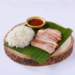 ข้าวเหนียวคอหมูย่างน้ำจิ้มแจ่ว