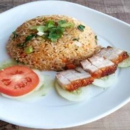 ข้าวผัดพริกเสฉวนหมูกรอบ