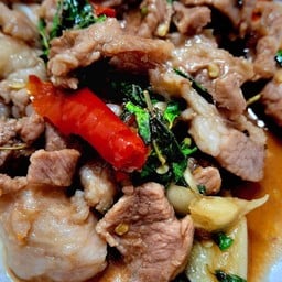 กะเพราหมูชิ้น ราดข้าว