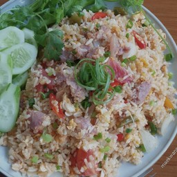 ข้าวผัดแหนมสด