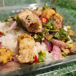 ข้าวหมูกรอบยำแซ่บ จัดจ้านสุด ในย่านนี้