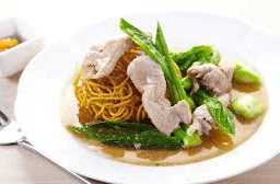 ราดหน้าบะหมี่กรอบ หมู