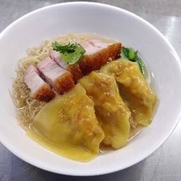 บะหมี่เกี๊ยวกุ้งหมูกรอบ