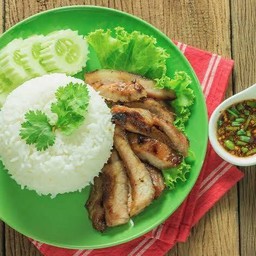 ข้าวคอหมูย่างน้ำจิ้มแจ่ว