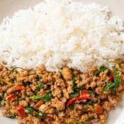 กระเพราโบราณหมูสับ แถมฟรี ไข่ดาว