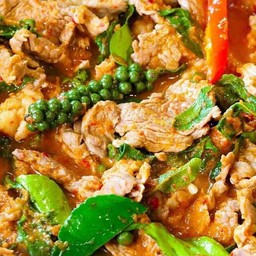 ผัดพริกแกงเนื้อราดข้าว