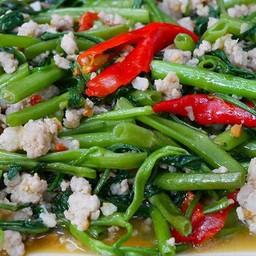 ผัดผักบุ้งไก่ราดข้าว